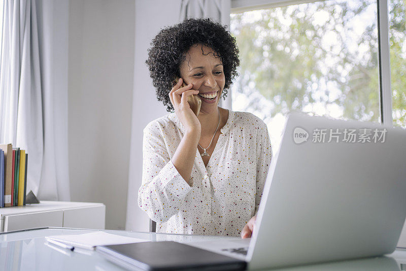 黑人女医生或女商人使用智能手机打电话进行远程医疗。