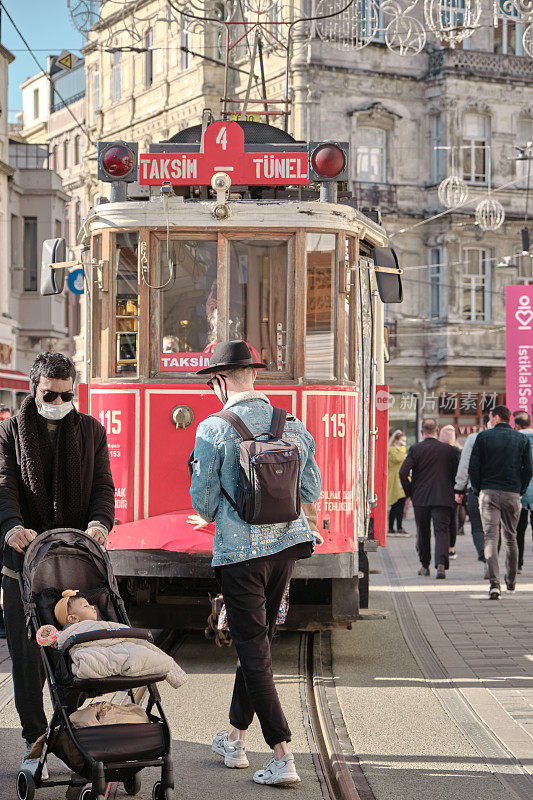 早上最著名的taksim广场是istiklal街上的红色复古电车