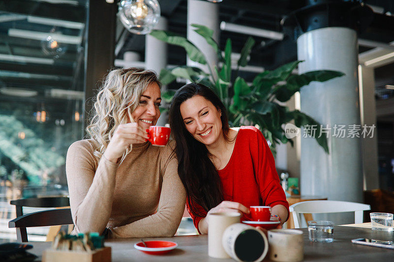 女性朋友们在咖啡馆里闲聊