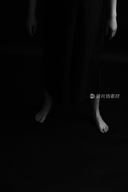 女人的大腿特写，身体细节的黑白照片，优雅而感性的手指