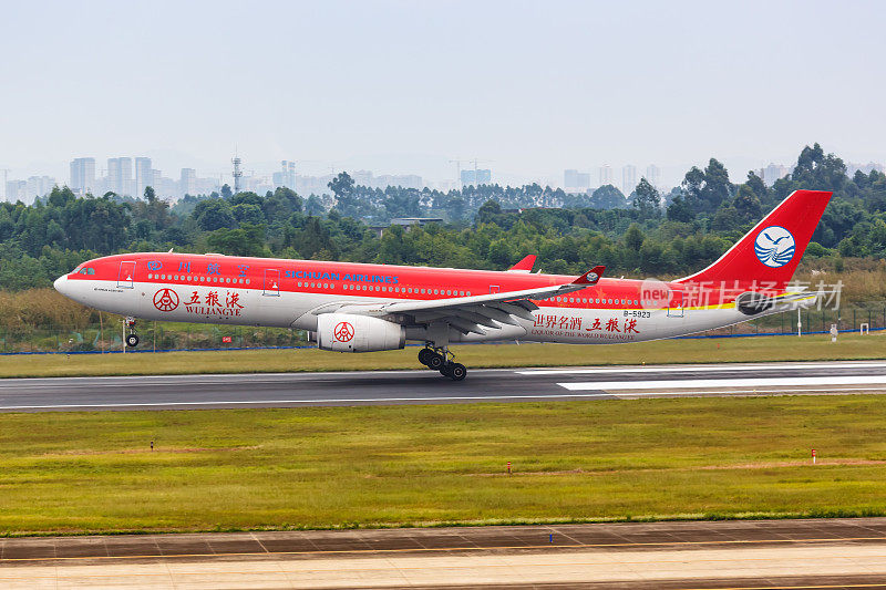 四川航空空客A330-300飞机在中国成都双流机场五粮液专机