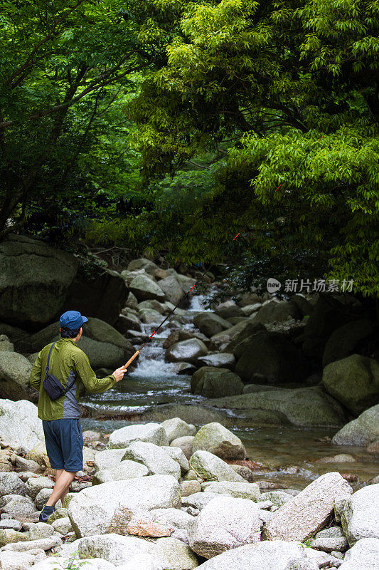 大自然中的天卡拉人飞在山涧钓鱼