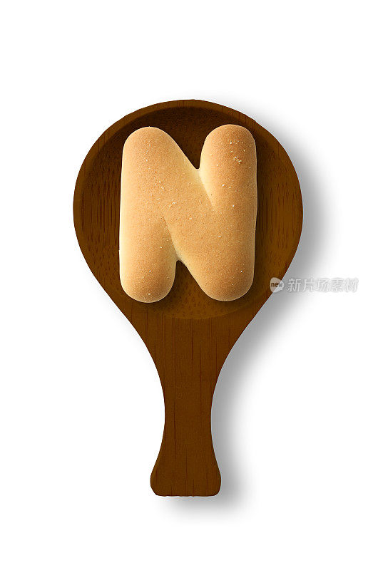 孤立的照片的大写字母饼干N上的木勺，在白色的背景