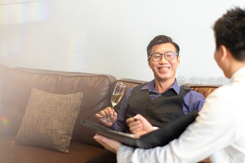 亚洲人听保险代理人向他推销他的计划