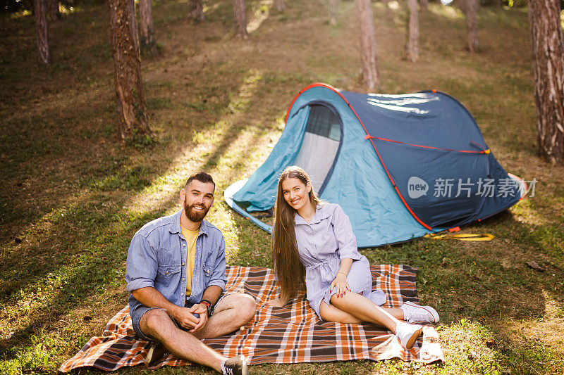 浪漫的情侣享受在森林露营