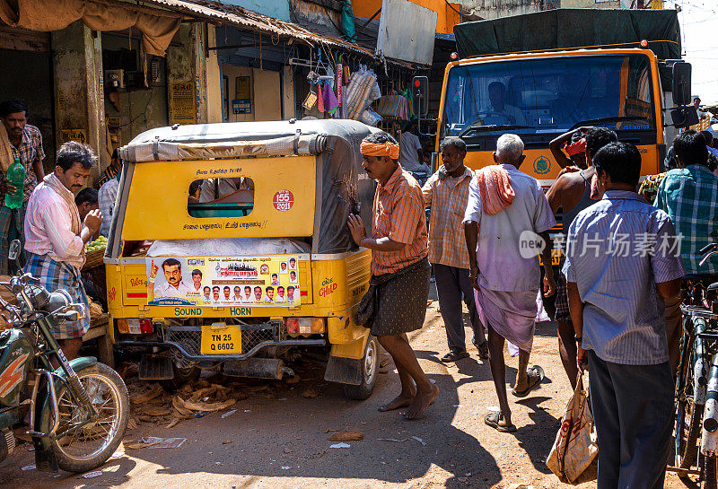 印度城市狭窄街道上的交通混乱