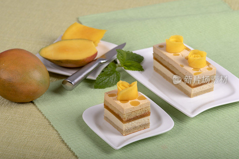 自制的芒果蛋糕放在盘子里。