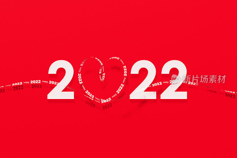 快乐2022书写的白色心形丝带坐在白色2022在红色背景上