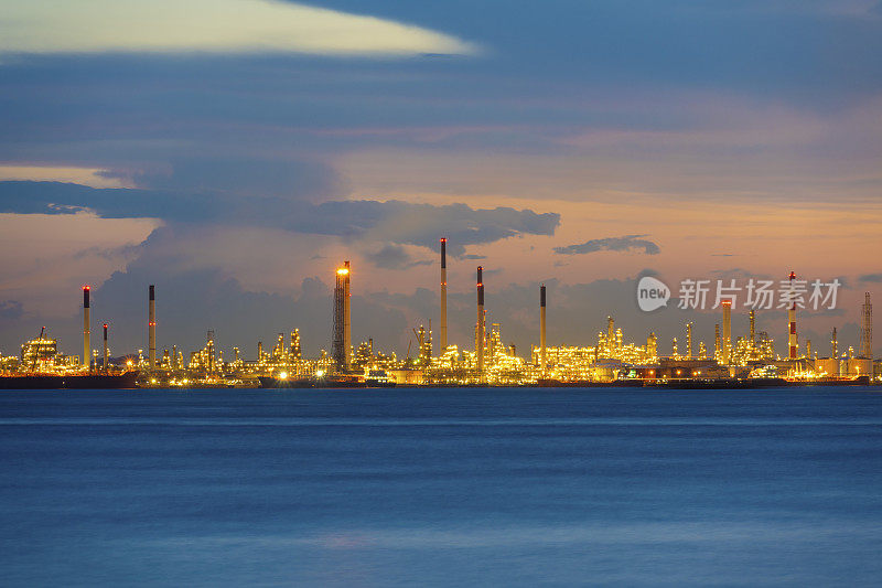 日落时的新加坡海港和石化工厂