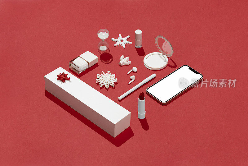 白色圣诞节概念平放在红色背景与智能手机模型