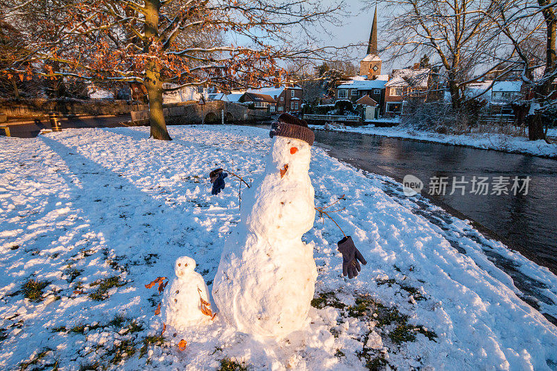 英国恩斯福德达伦特河上的雪人