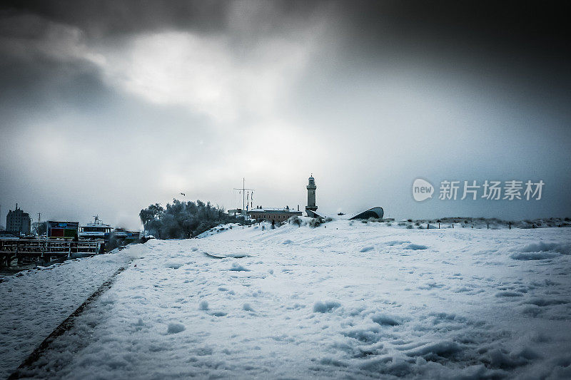 德国罗斯托克河口一个被白雪覆盖的港口的美丽景色