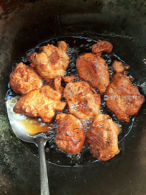 用平底锅煎鱼饼-泰国食物的准备。