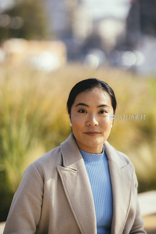 一个严肃的亚洲女人的户外肖像