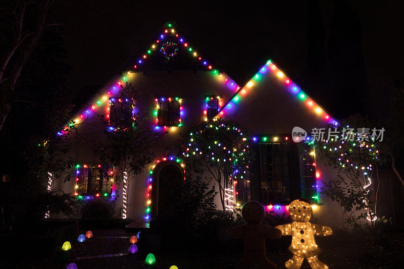 圣诞夜彩灯装饰房子