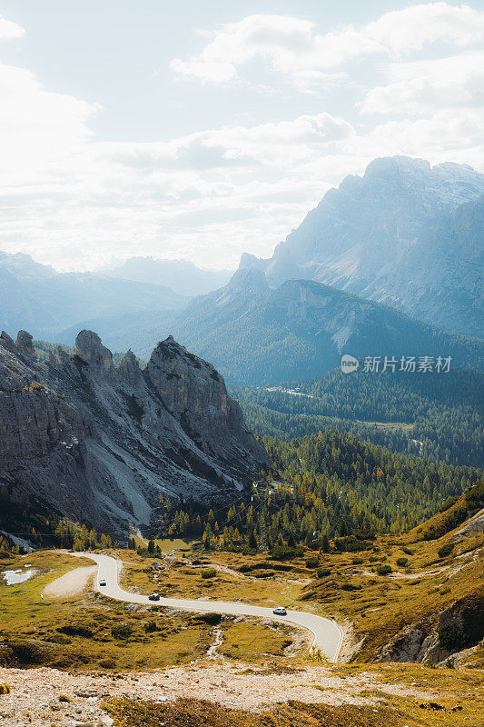 风景明亮的秋天日落以上的道路在白云石阿尔卑斯山脉