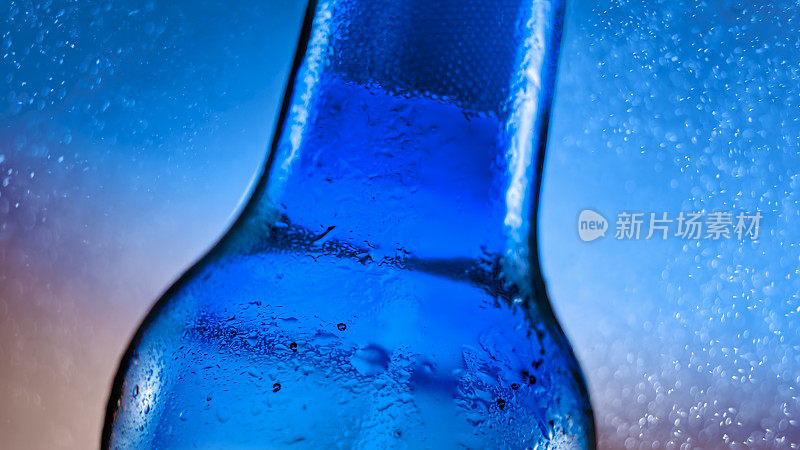 水喷在一个蓝色的玻璃瓶上