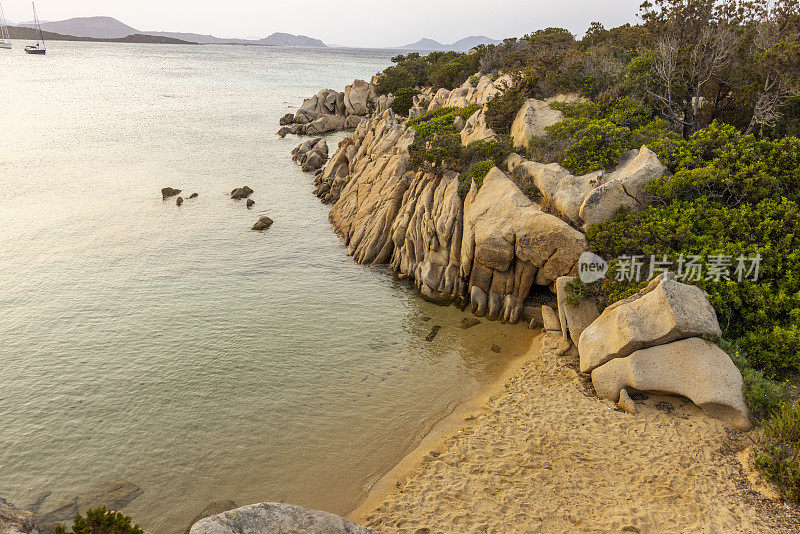 意大利撒丁岛，卡拉中队，日落时岩石形成的狂野海岸线。