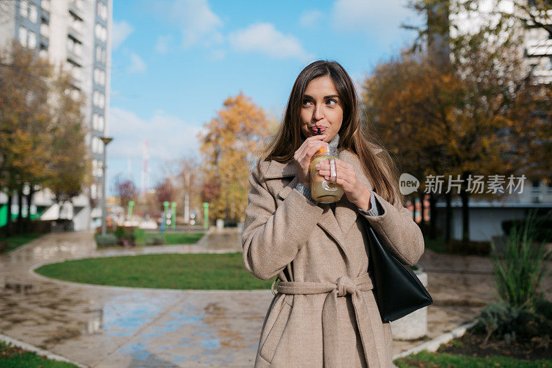 吸引人的年轻白人妇女享受自己在城市