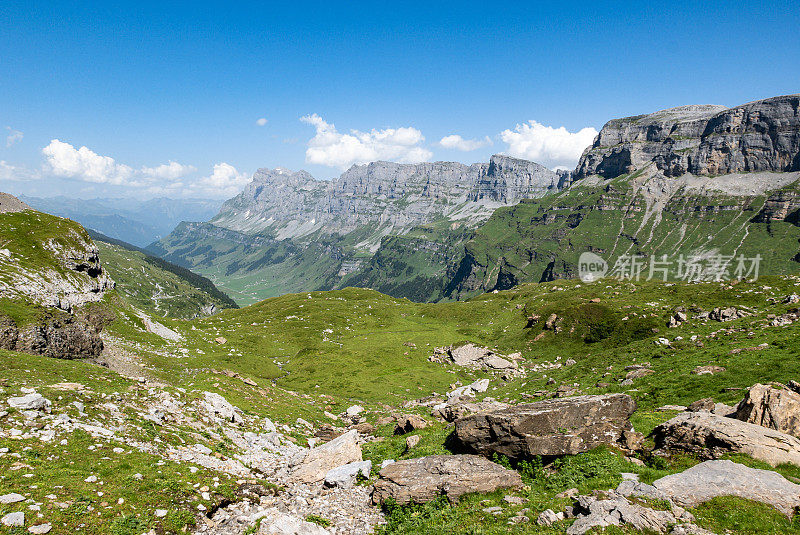 瑞士阿尔卑斯山夏季的山地景观