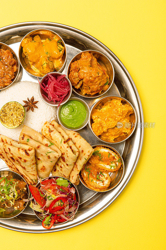 传统的印度菜塔利盛在盘子里。前视图。