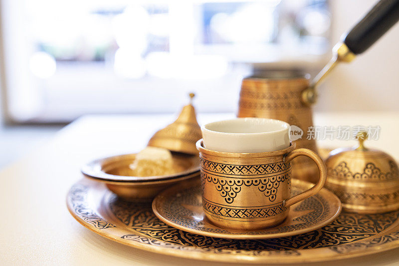 在传统的土耳其金属碟杯提供土耳其咖啡。