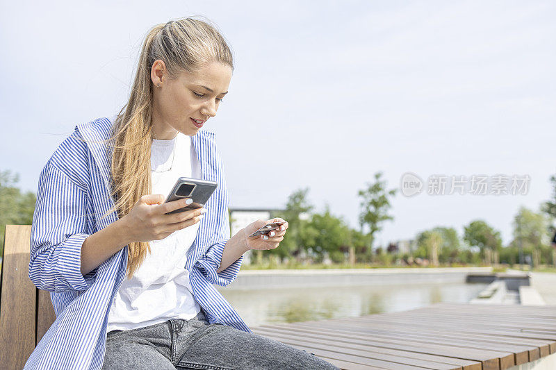 女孩在户外休息，在网上购物