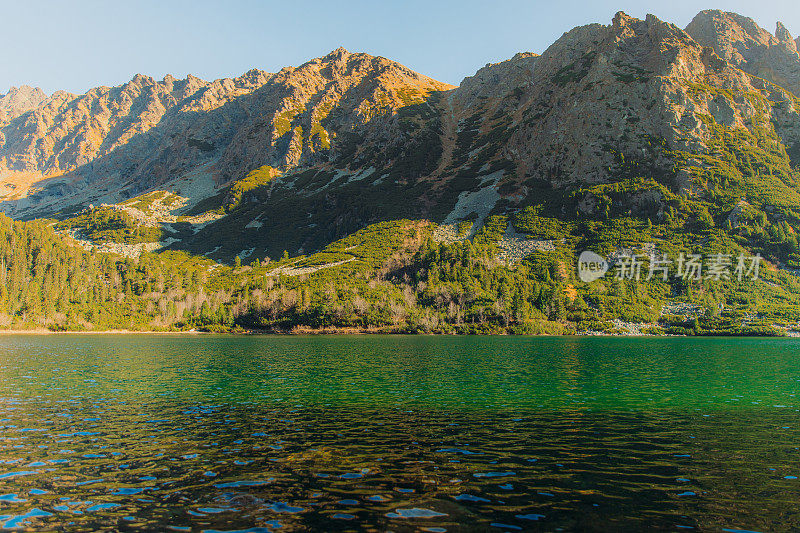 在斯洛伐克，以山脉为背景的泡泡湖的风景