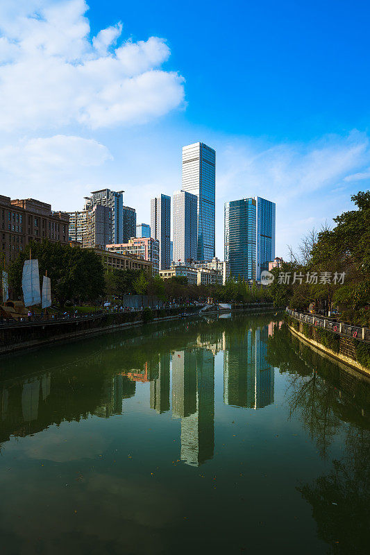 下午，成都大桥边的城市天际线