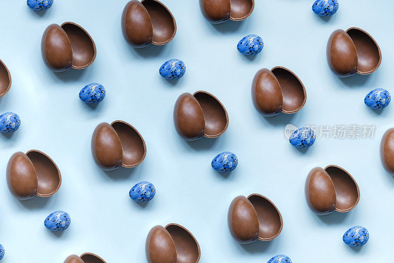 巧克力蛋在一排蓝色背景