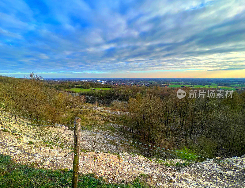 从一个小山上的乡村和湖的景观称为“峡谷景观”从一个小山上的乡村和湖称为“峡谷景观”附近的小镇叫“朗格里希”。