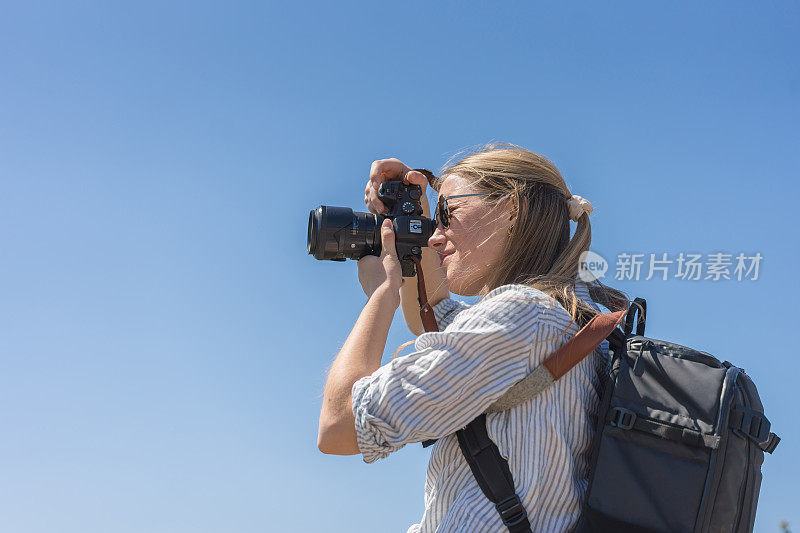 年轻女子在相机上拍照的观点