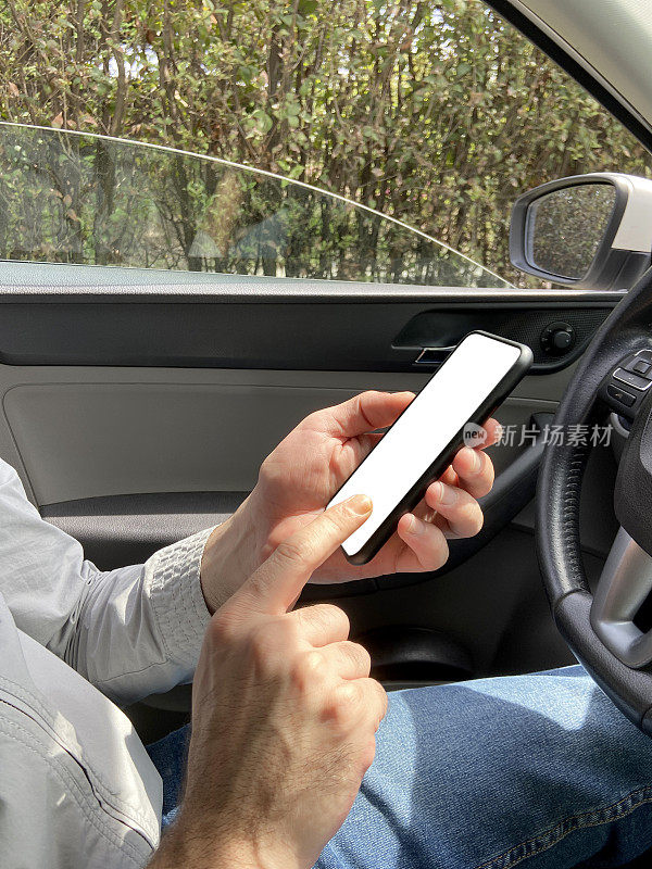 司机在车内使用智能手机(有剪贴路径的屏幕)