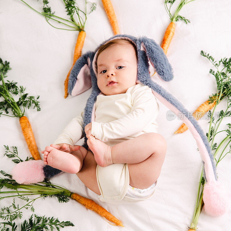 婴儿肖像作为一个兔子