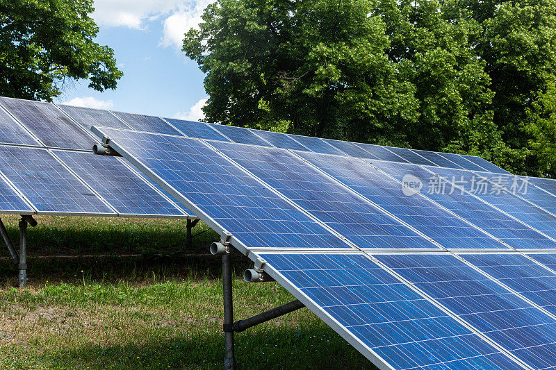 蓝色的太阳能电池板。太阳能发电厂。电力的替代来源。太阳能农场。