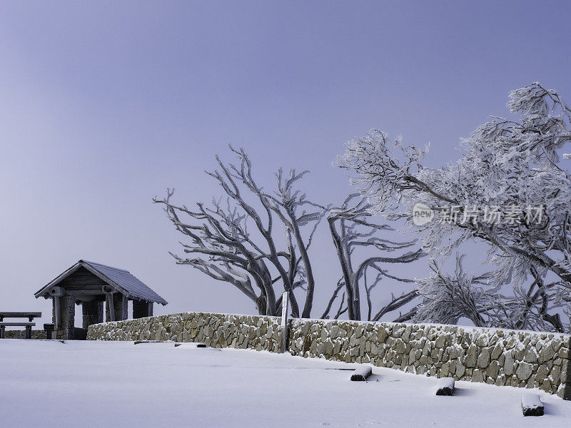 雪覆盖了小屋和野餐地