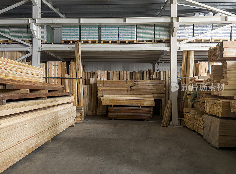 木材场里成堆的木板