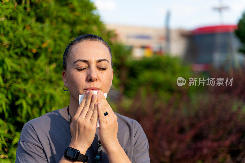 户外拍摄不满意的白人妇女感到过敏