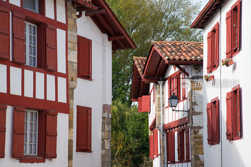 巴斯克地区埃斯佩莱特村的红房子