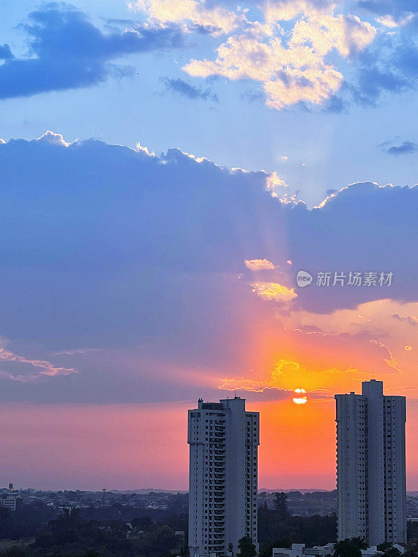 夏日清晨，太阳冉冉升起。