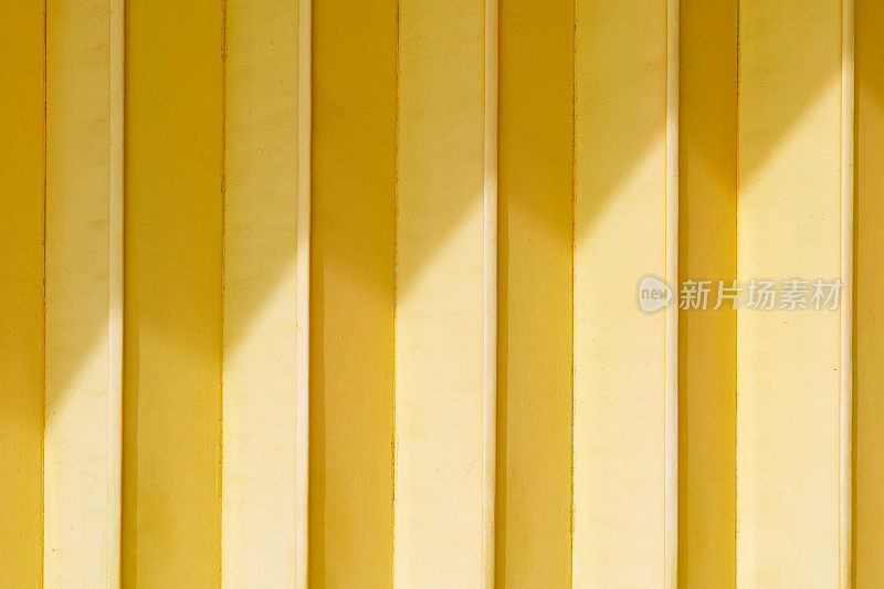 黄色的铁板卷帘门