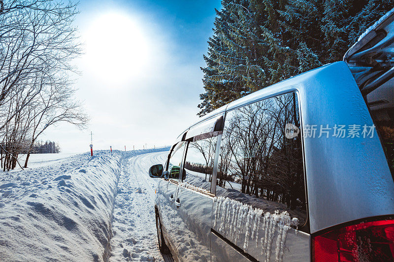 厚厚的积雪覆盖了街道、树篱、树木和停着的汽车。