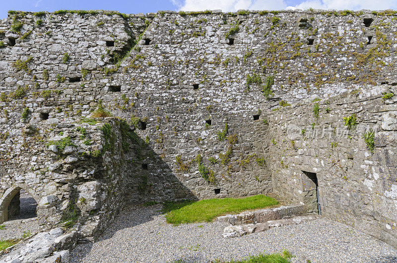 爱尔兰共和国梅奥郡斯特拉德修道院废墟上的墙壁