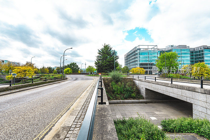 穿过市中心的城市道路