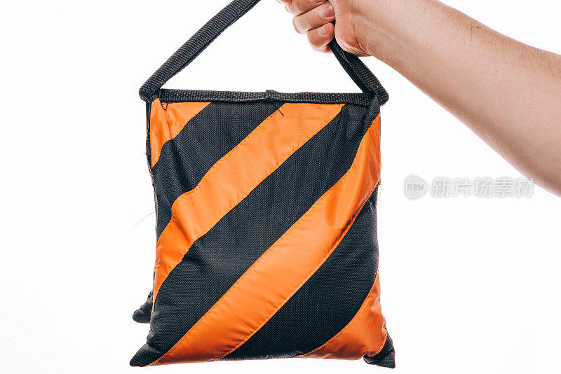 白底橙黑相间的包包