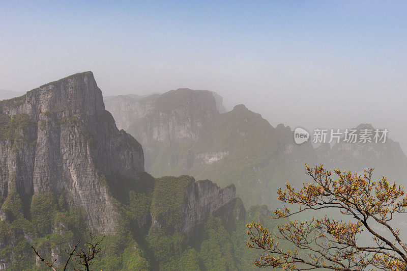 中国张家界国家公园天门山鸟瞰图，中国湖南张家界天门山