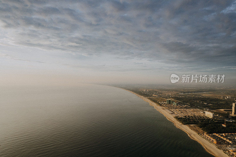 白天越南岘港城市景观的广视图，除了开阔的大海和晴朗的天空，还有陆地