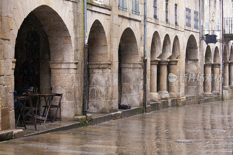 老城圣地亚哥德孔波斯特拉的街景，行人区下雨，路边咖啡馆