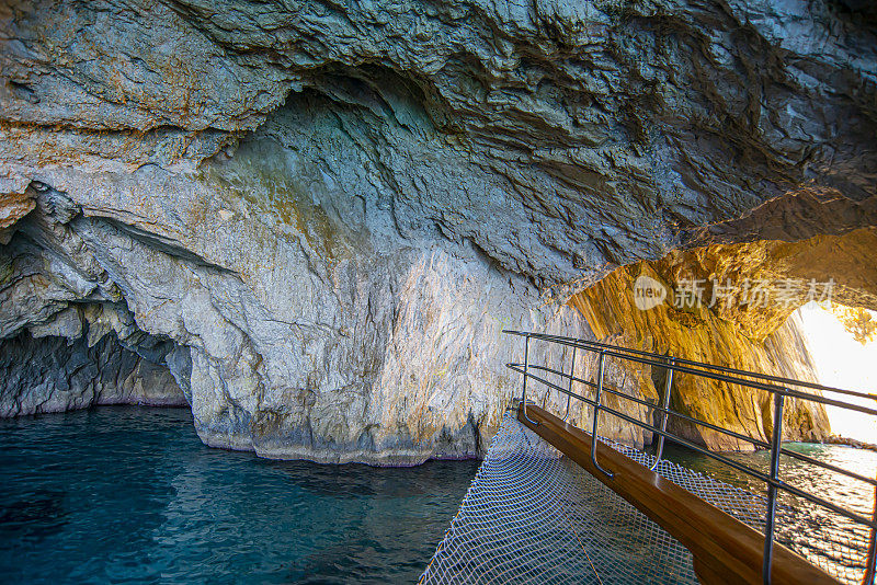 希腊帕尔加的蓝色洞穴