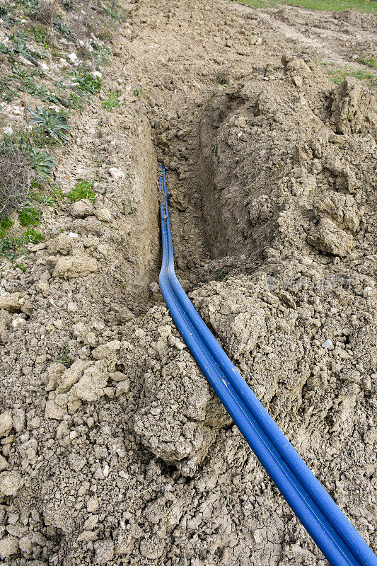 高压电缆敷设在沟槽中。土壤中的塑料电缆